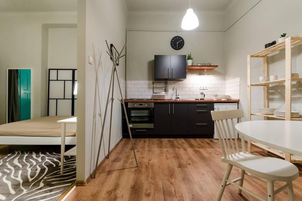Cosy Apartment In Party District K30 Boedapest Buitenkant foto
